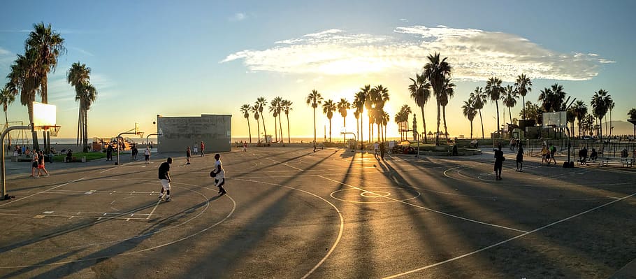 panorama shot, gente, jugando, baloncesto, dorado, hora, parque, puesta de sol, cancha, cancha de baloncesto