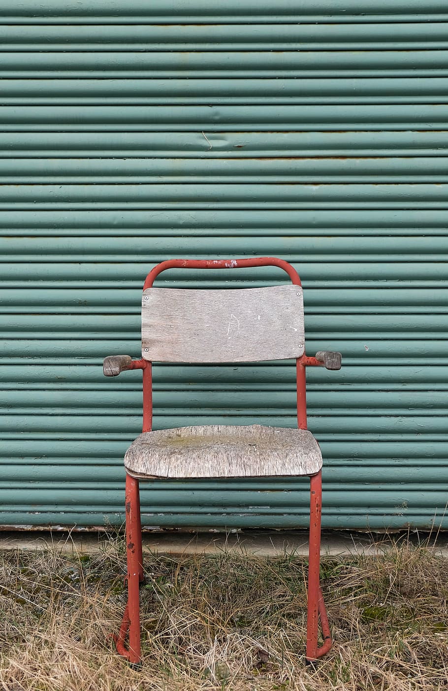 sillón, frente, persiana, rojo, gris, acolchado, al lado, verde, rollo, puerta