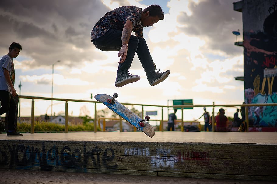 manusia, melompat, Skate, Skateboard, Terbang, Langit, aksi, Taman skateboard, di luar ruangan, orang-orang