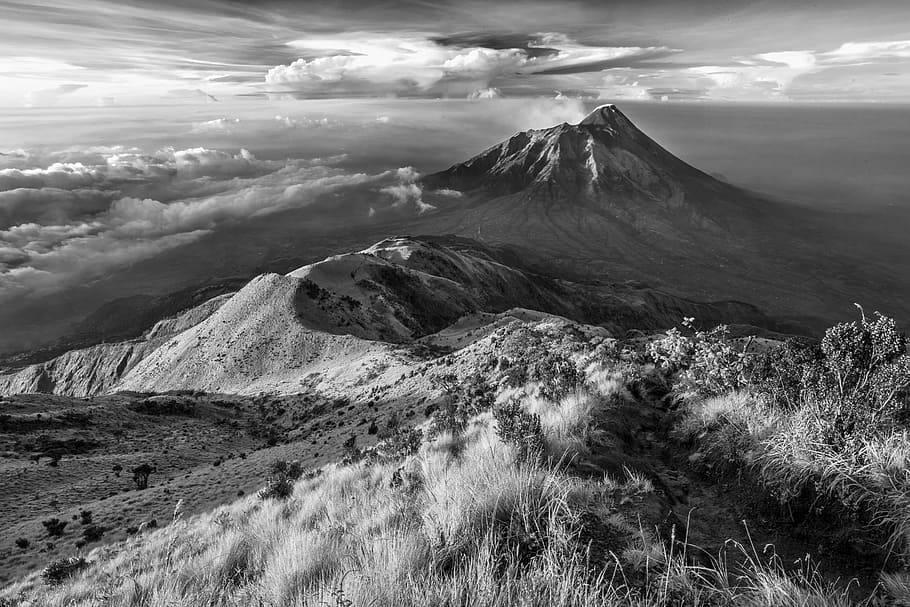 fotografia em escala de cinza, montanha, nuvens, paisagem, vulcão, indonésia, ilha java, merapi, merbabu preto e branco, nuvem - céu