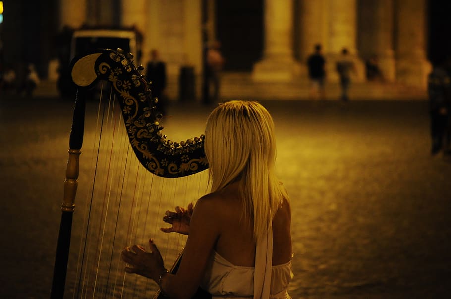 músico, música, harpa, instrumento, menina, mulher, loira, rua, uma pessoa, foco em primeiro plano