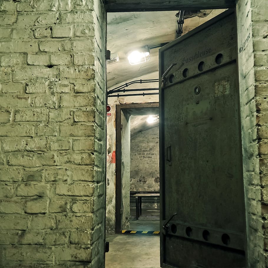 hitam, setengah pintu besi, terbuka, lampu dihidupkan, di dalam, Bunker, Air-Raid Shelter, Perang Dunia, pengeboman, perlindungan