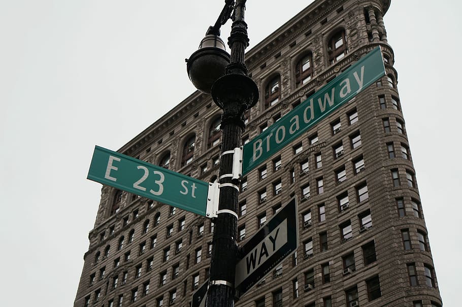 Marrón, hormigón, edificio, durante el día, Broadway, Nueva York, Estados Unidos, Time Square, gran manzana, personajes