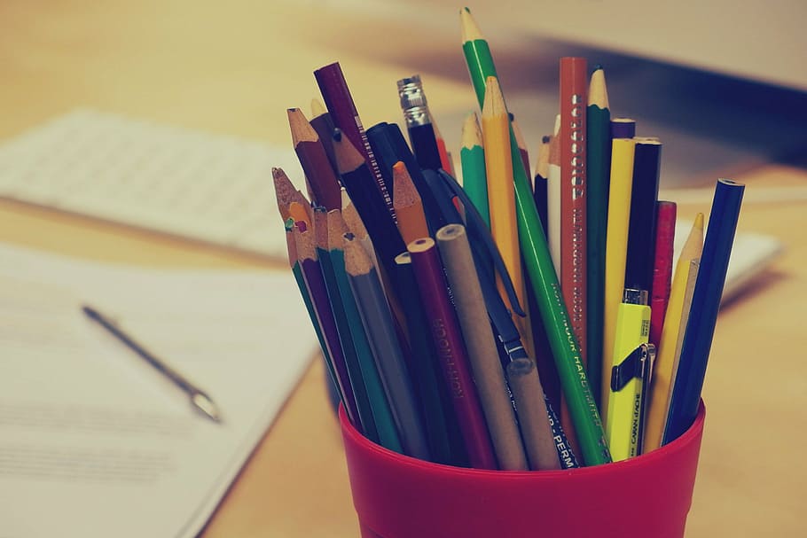 pensil aneka warna, merah, tutup, berbagai macam, warna, pena, tempat, pensil, alat tulis, kantor