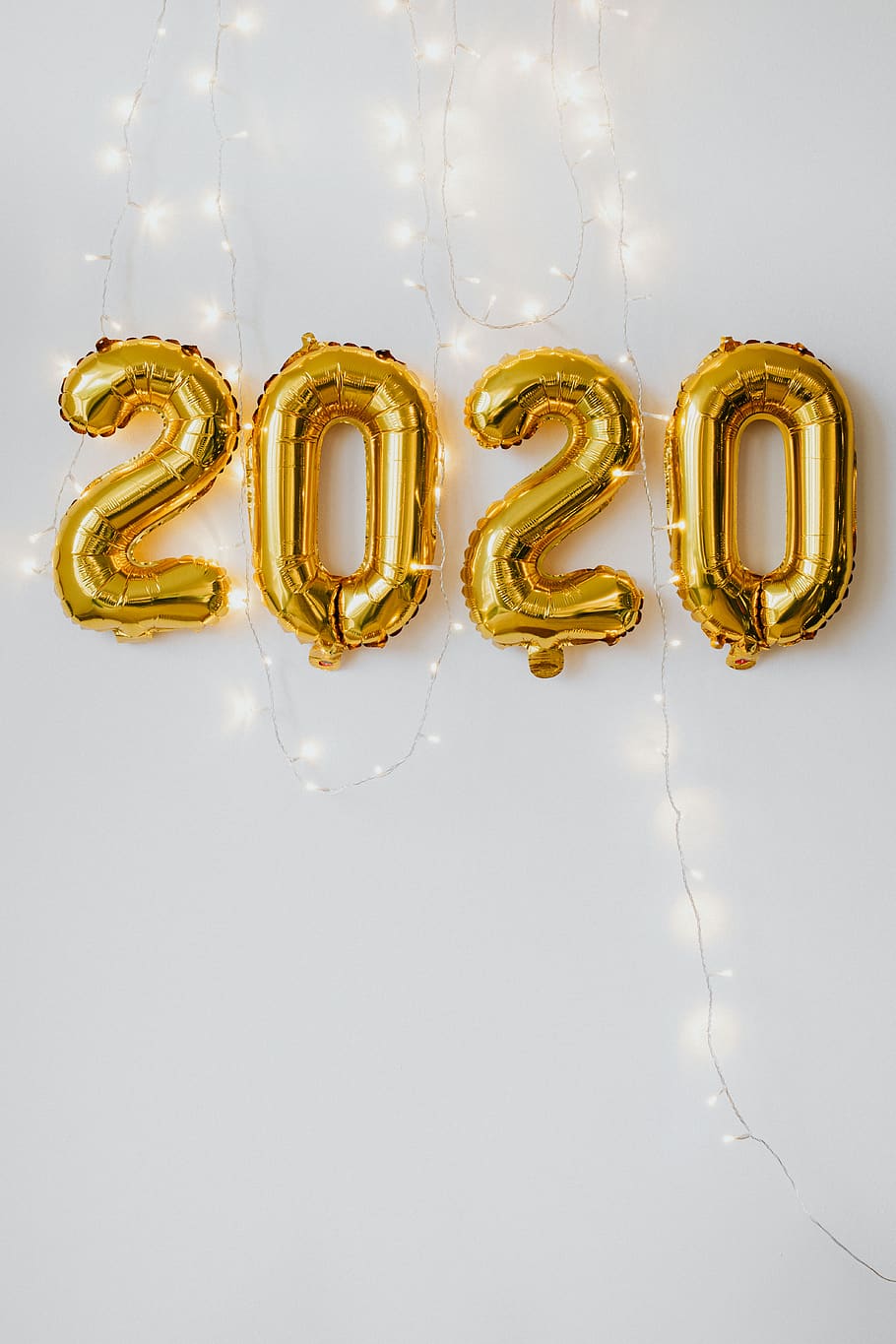 2020, víspera de año nuevo, fiesta de año nuevo, globos, oro, confeti, fiesta, diversión, tiro del estudio, en interiores