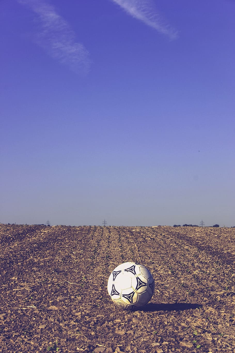 fútbol, ​​sobre, cultivable, bola de entrenamiento, pelota, blanco, cuero, negro, horizonte, cielo