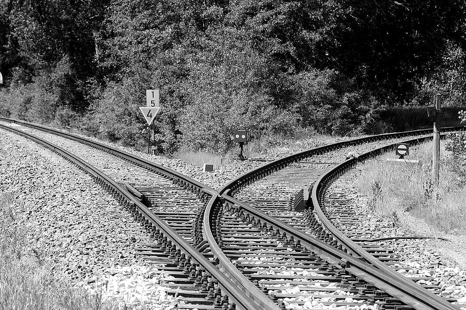 jalur, jalur kereta api, lalu lintas kereta api, kerikil, tidur track, ambang, bremervörde, persimpangan jalan, fotografi hitam dan putih, bw
