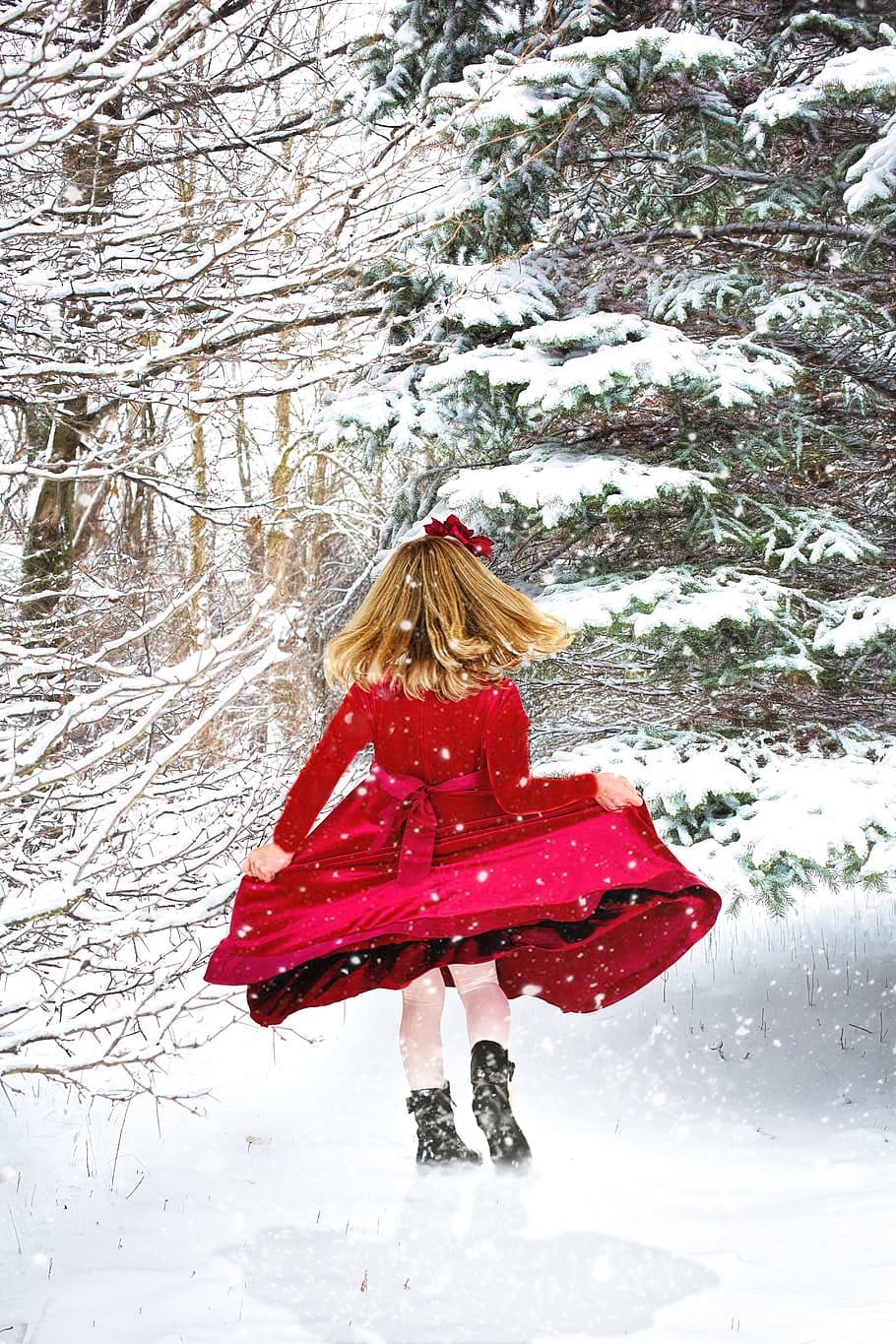 소녀, 입고, 빨간, 드레스, 서있는, 앞, 눈, 덮은, 나무, 크리스마스