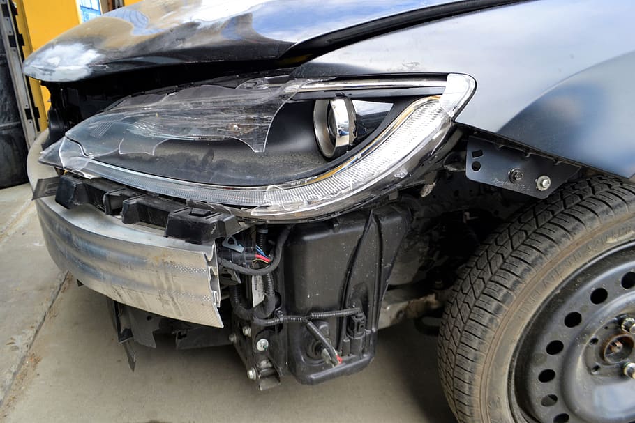 Busted guardabarros paragolpes delantero roto tras accidente coche sedán  Fotografía de stock - Alamy
