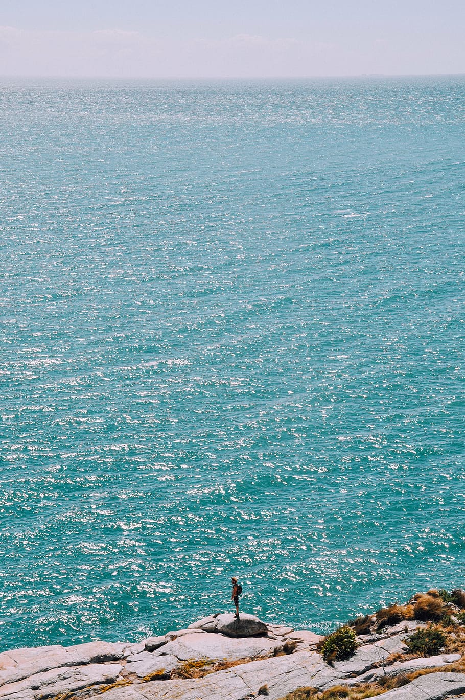homem, em pé, penhasco, foto, oceano, mar, costa, rochas, luz do sol, ensolarado