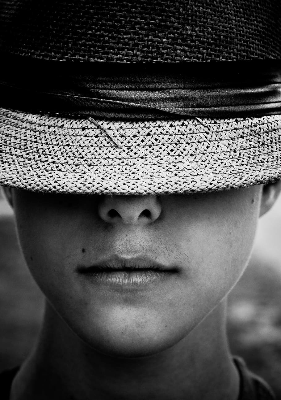 Foto, persona, cubriendo, ojos, usando, sombrero, escala de grises, fotografía, vistiendo, blanco y negro
