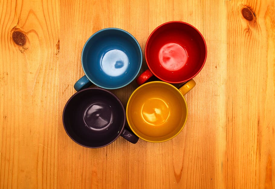 カップ, ガラス, 色, テーブル, 木, 木製テーブル, 赤, 黄, 青, 黒