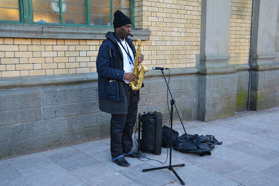 homem, toca, rua, Busking, Mendigo, saxofone, afro-americano, sem-teto, dinheiro, cordas