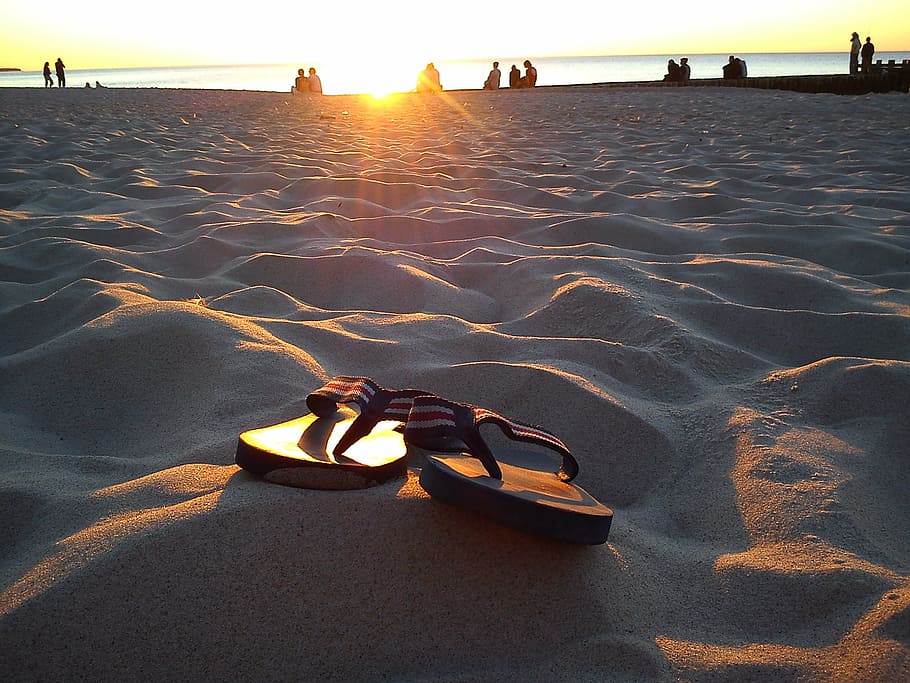 pasangan, sandal jepit, pasir pantai, matahari terbenam, sandal, pasir, sepatu, rekreasi, pakaian, laut
