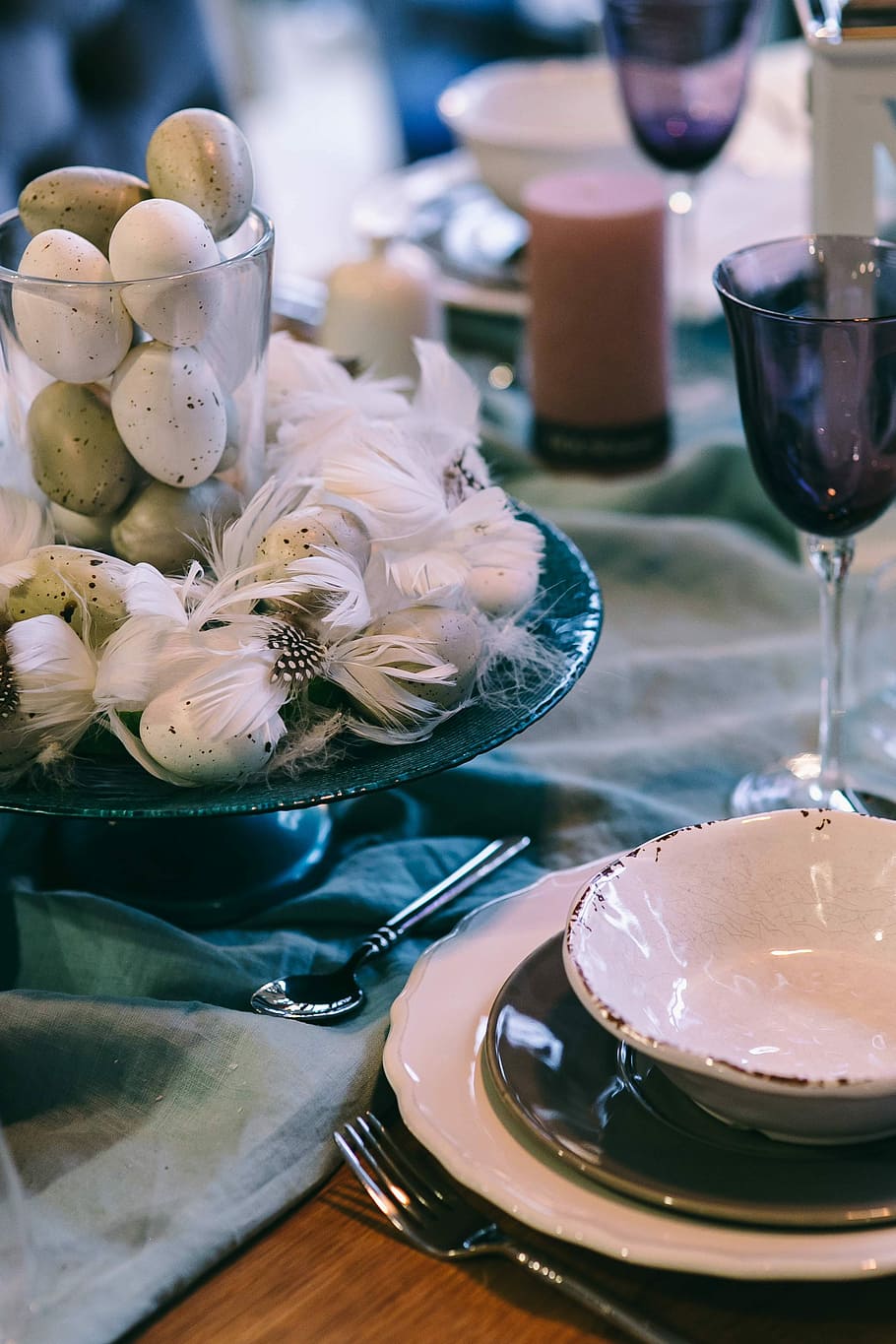 mesa del restaurante, decorado, huevos de codorniz, plumas, elegante, restaurante, cena, mesa, blanco, huevos