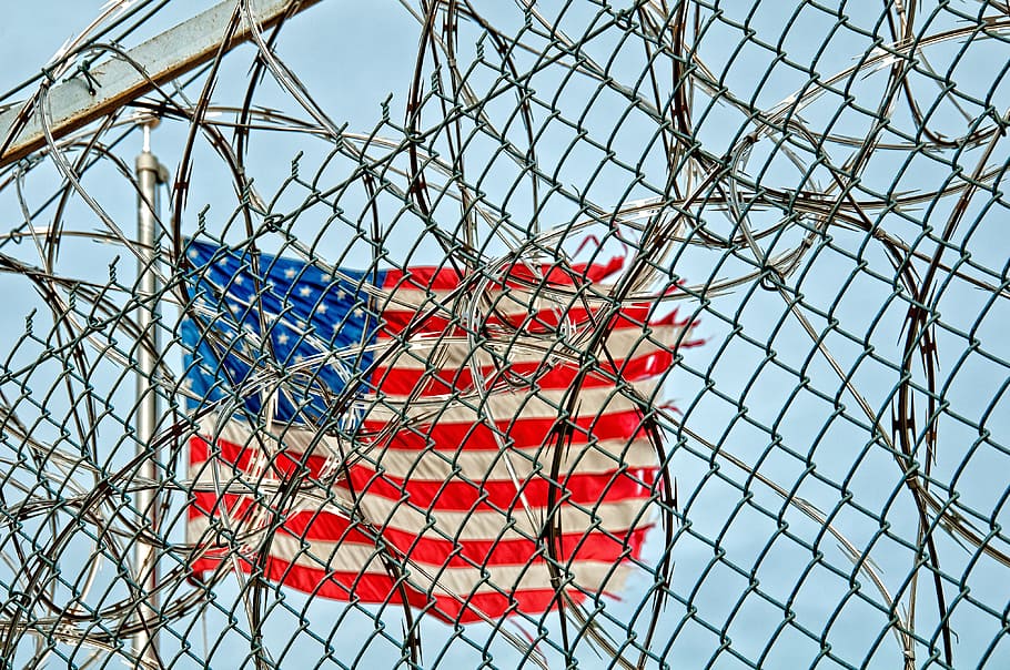 bandera americana, al lado, gris, cerca de alambre, en vivo, durante el día, prisión, cárcel, detención, cerca