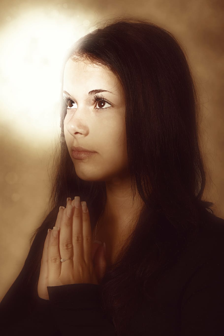 mujer, vistiendo, negro, tops, rezando, oración, espiritual, fe, espiritualidad, orar