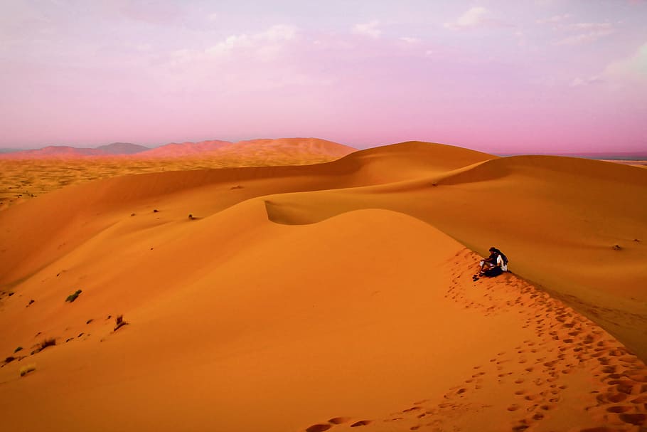 dua, orang duduk, berpasir, gurun, Dua orang, duduk di, Maroko, Afrika, alam, pemandangan