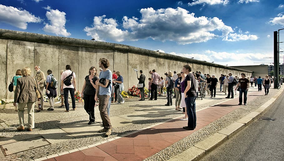grupo, personas, de pie, al lado, gris, wll, bernauer straße, construcción del muro, 13 de agosto de 1961, 13 de agosto de 2011