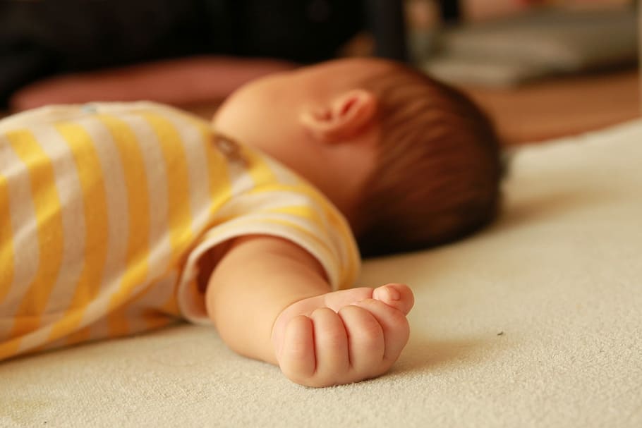 幼児, 日本, 赤ちゃん, 横になる, 赤ちゃんのみ, 寝ている, 目を閉じている, 乳児期, 子供, 一人