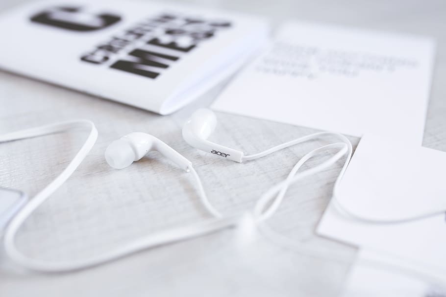 white, acer in-ear headphones, earphones, headphones, modern, minimalist, minimal, desk, light, acer