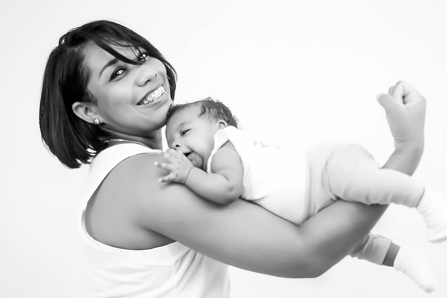 grayscale photo, woman, carrying, baby, arm, super, mami, mama, bebe, arms