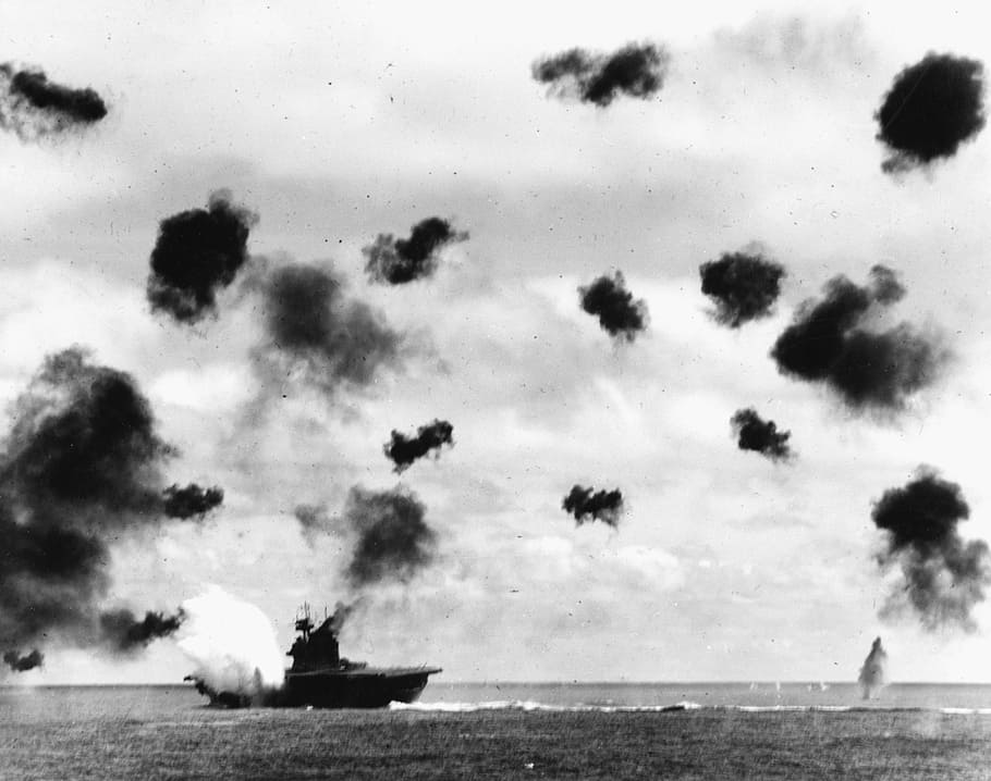 hit, pertempuran, di tengah jalan, USS Yorktown, terkena, Torpedo, Perang Dunia II, pertempuran di Midway, foto, domain publik