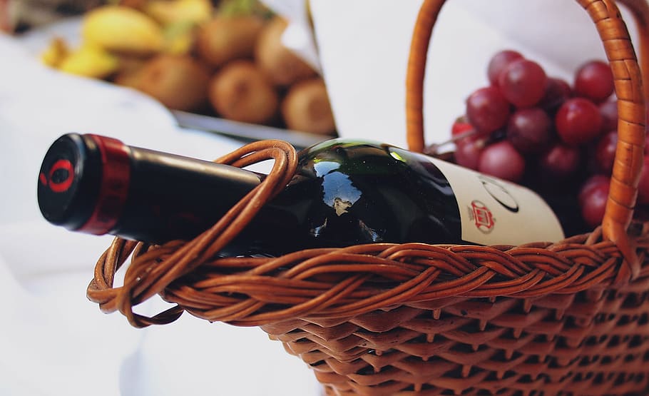 foto de close-up, garrafa de vinho, uvas, marrom, cesta de vime, vinho, garrafa, vime, cesta, restaurante