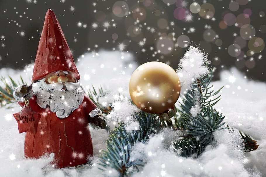 figur santa claus, lapangan salju, di samping, ornamen berwarna emas, nicholas, hari nicholas st, natal, waktu natal, kedatangan, desember
