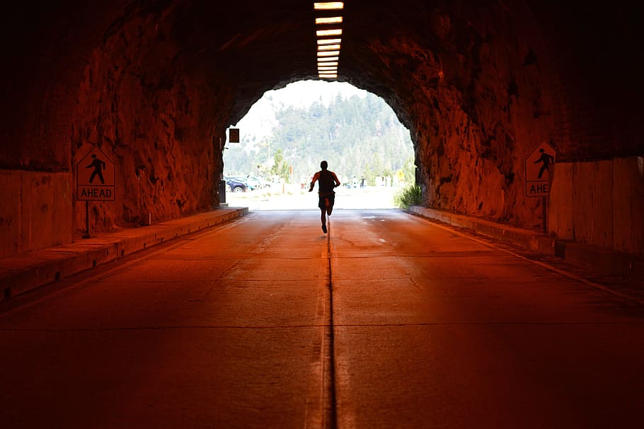 人, ランニング/ジョギング, トンネル, 走っている人, 運動, フィットネス, 健康, ジョガー, ジョギング, ランナー
