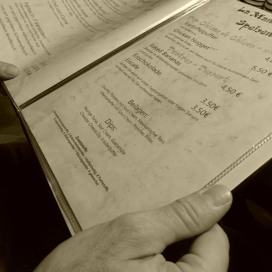 pessoa segurando menu, menu, lista de bebidas, local, restaurante, mão, ler, decisão, escolher, euro