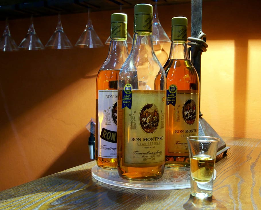 ron, alcohol, bebida, vidrio, botella, ron montero, motril, ron español, líquido dorado, whisky