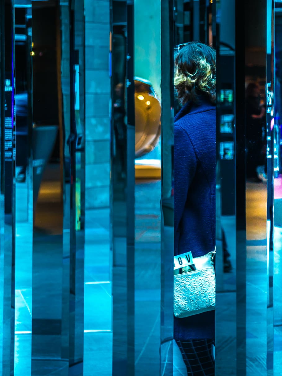 mulher, em pé, parede de espelho, arquitetura, construção, infraestrutura, azul, luz, pessoas, compras