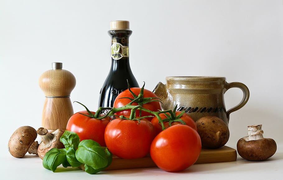 tomates, albahaca, molinillo de pimienta, champiñones, botella de vinagrera, todavía, foto de la vida, comer, alimentos, vitaminas