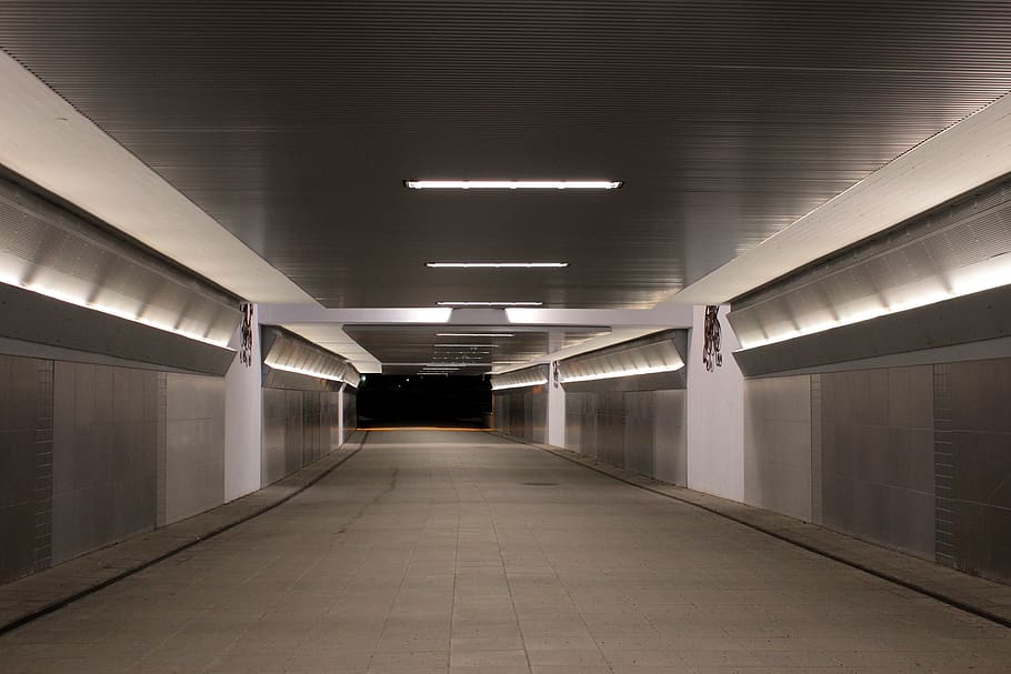 túnel peatonal, pasarela, luces, iluminación, arquitectura, noche, tarde, reflexiones, acero, metal