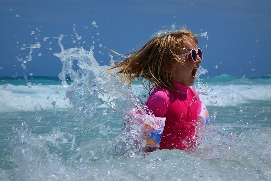menina, rosa, protetor contra erupção cutânea, praia, criança, mar, ondas, diversão, oceano, roupa de mergulho