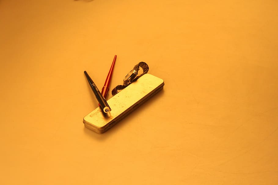 Bolígrafo, caja, reloj, foto de estudio, objeto único, fondo de color, ninguna persona, primer plano, interior, en el interior