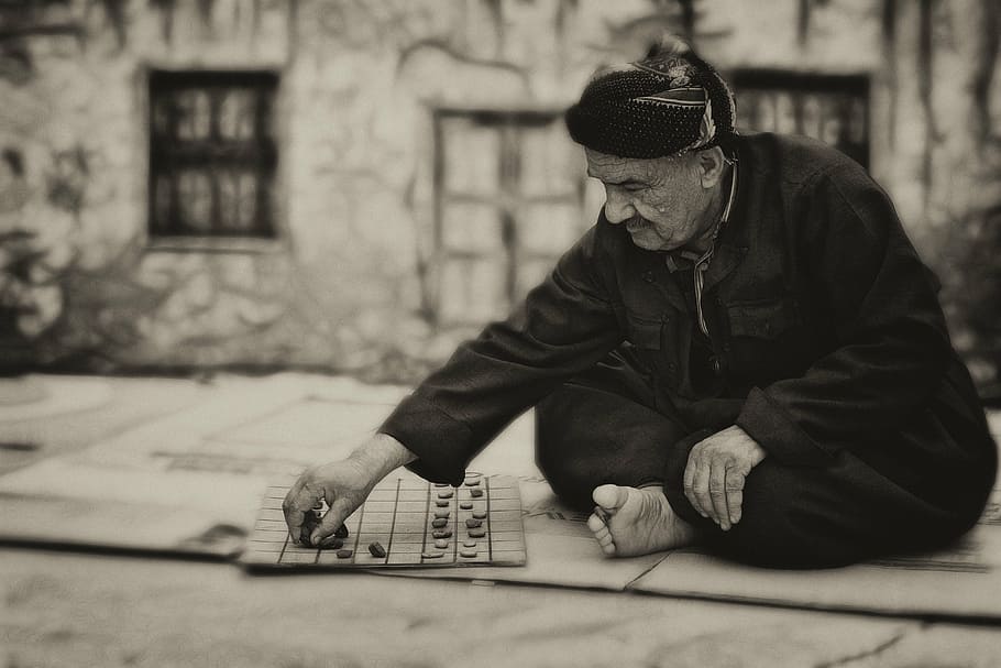 fotografía en escala de grises, hombre, jugando, damas, juego de mesa, antiguo, ancianos, retrato, personas, calle