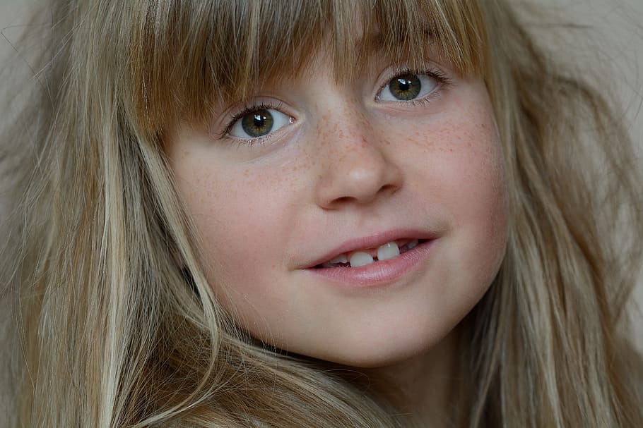 Menina Com Cabelos Loiros Olhos Grandes E Sorriso Largo E Feliz