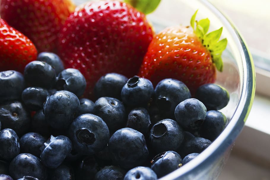 close-up photo, red, strawberries, blue, berries, blueberries, bowl, close-up, colors, colours