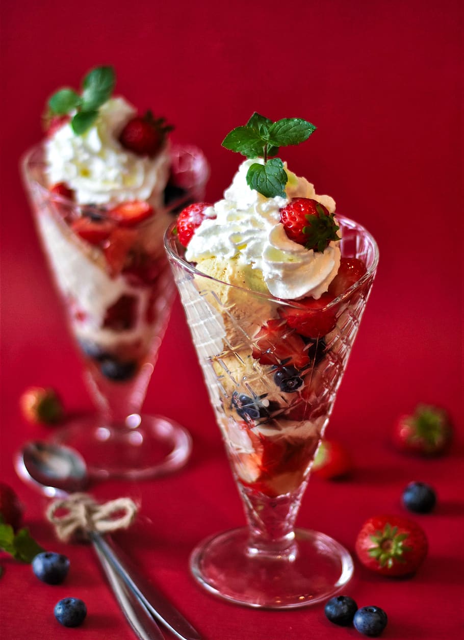 ice, ice cream, ice cream sundae, dessert, strawberries, berries, cream, whipped cream, food and drink, food