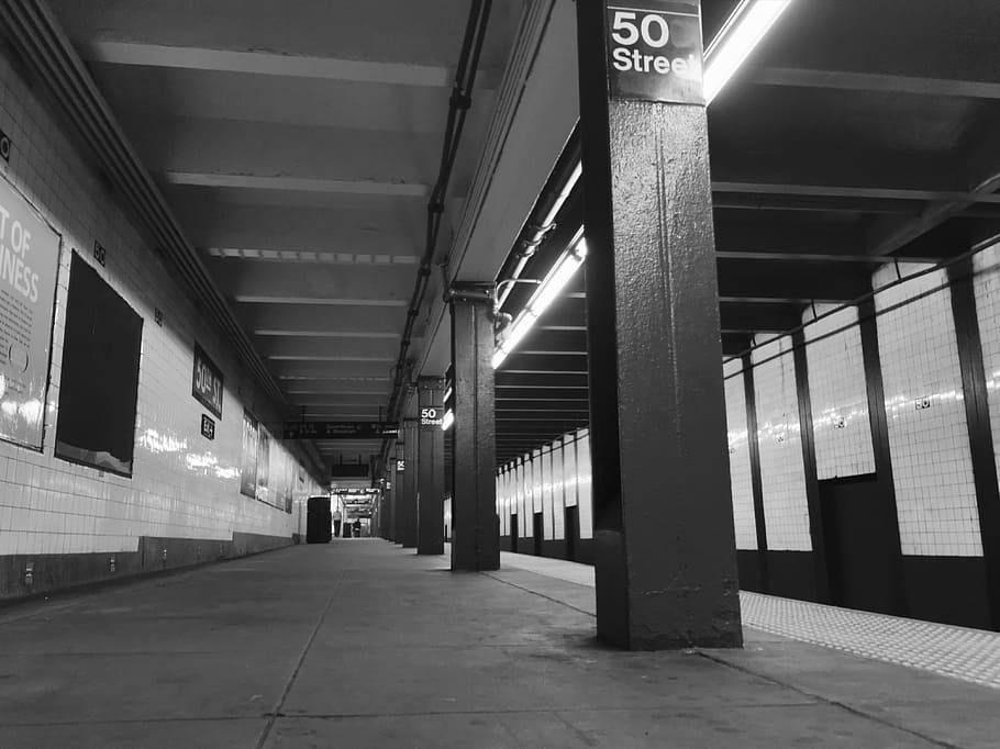 Foto en escala de grises, estación de metro de 50 street, Nueva York, metro, 50th Street, plataforma, plataforma de metro, transporte, estación, Manhattan