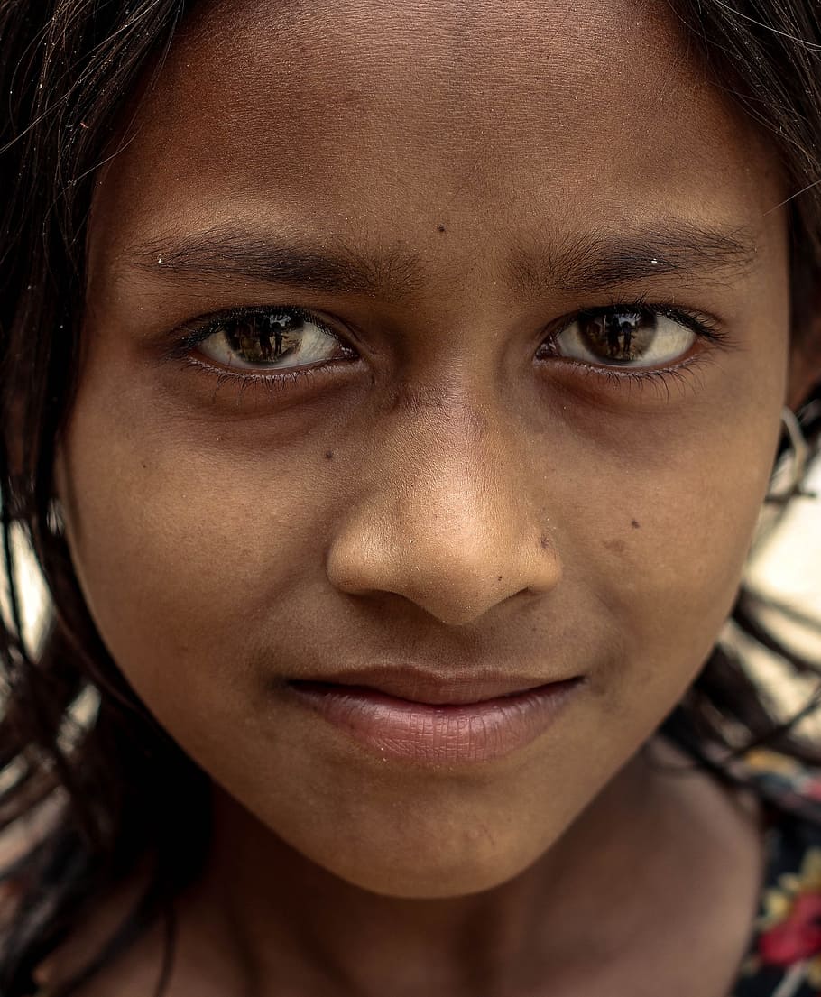 niña de la zona rural de Bangladesh, que vive en crisis, pero que tiene un sueño maravilloso, algún día será doctora, retrato, mirando a cámara, tiro en la cabeza, una persona, primer plano, parte del cuerpo humano