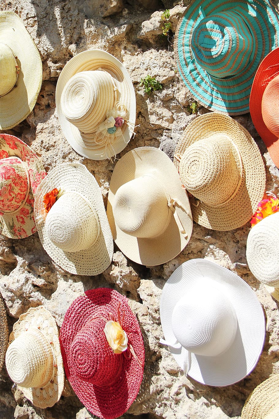 sombrero, sombreros, sombrero para el sol, sol, sombrero de paja, moda, color, colorido, sin gente, vista de ángulo alto