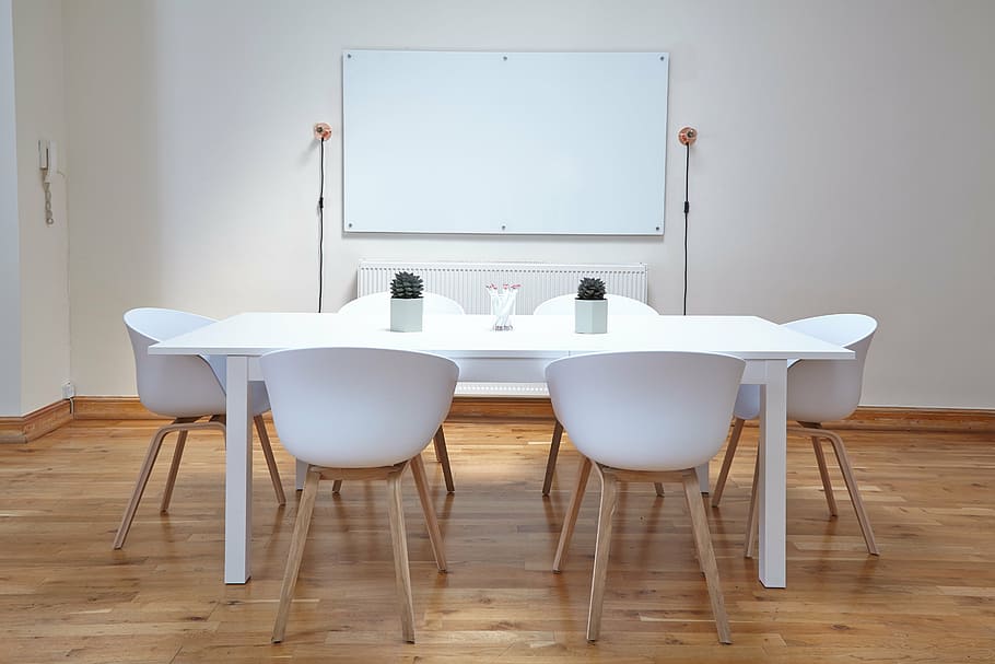 rectangular, blanco, de madera, mesa, seis, sillas, sala de pintura de pared, interior aprobado, diseño, mesas
