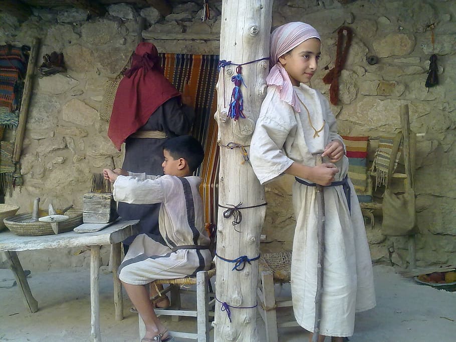 boy, leaning, white, wooden, pillar, ancient, israel, weaving, homestead, family