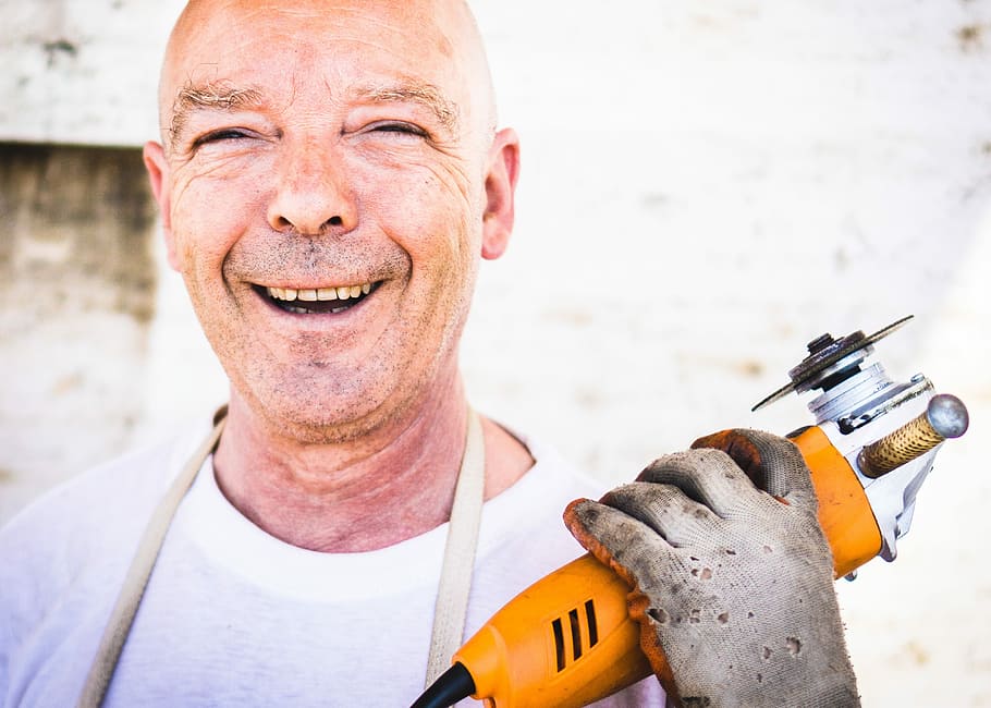 hombre, tenencia, amarillo, herramienta eléctrica, sonriendo, foto, hombres, personas, trabajador manual, industria de la construcción