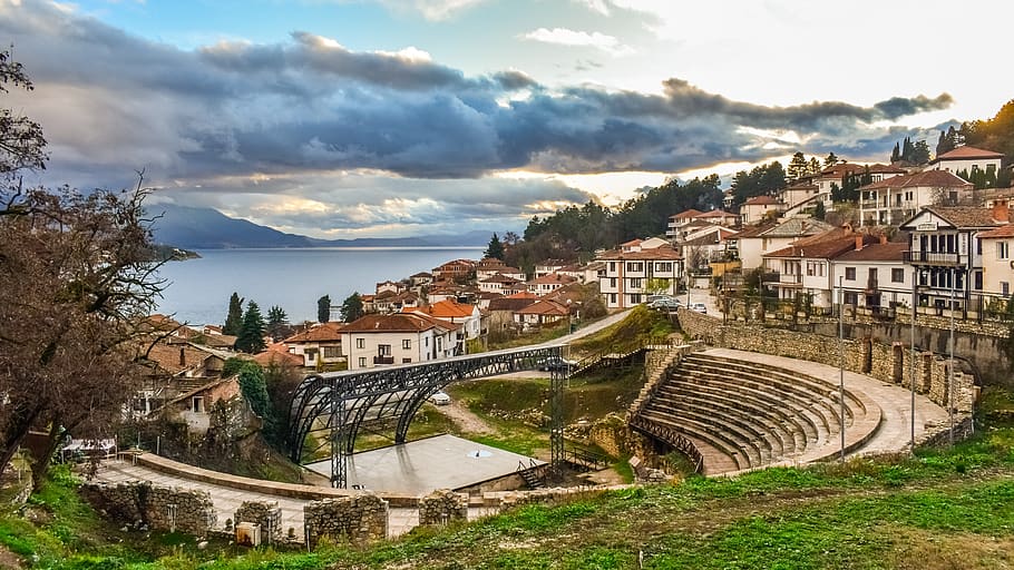 ohrid, macedonia del norte, ciudad, arquitectura, teatro antiguo, viajes, turismo, invierno, patrimonio de la unesco, cielo