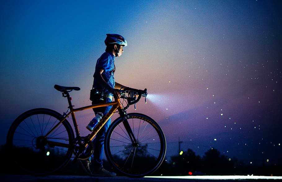 foto, manusia, mengenakan, biru, atas, memegang, coklat, kaku, sepeda jalan, sepeda