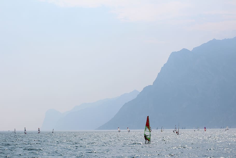 Garda, Italia, surfista, surf, lago, paisaje, montañas, agua, vacaciones, deportes acuáticos